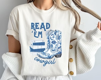 Koszulka Cowgirl Reads Vintage Western Graphic Tee Prezent dla miłośników książek Cowgirl Comfort Color Cowboy Reader Club Western Book Lover Bookish