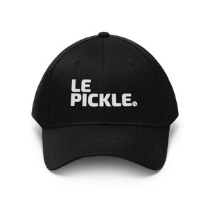 Könnte beinhalten: Schwarze Baseballkappe mit weißem Text, der "LE PICKLE." lautet. Neben dem Text befindet sich ein weißes Pickleball-Symbol.