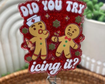Könnte beinhalten: Roter Glitzer-Lebkuchenmann-Badge mit dem Text "Did you try icing it?" und einem Lebkuchenmann mit Krankenschwesterhut.