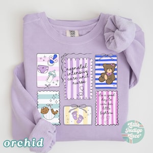 Puede incluir: Sudadera color orqu&iacute;dea con un dise&ntilde;o que presenta ilustraciones relacionadas con beb&eacute;s y texto. El dise&ntilde;o incluye un chupete, un pa&ntilde;al, un biber&oacute;n, un osito de peluche, pies de beb&eacute; y las palabras "enfermera de cuidados intensivos neonatales" y "es un buen d&iacute;a para cuidar a los peque&ntilde;os luchadores."