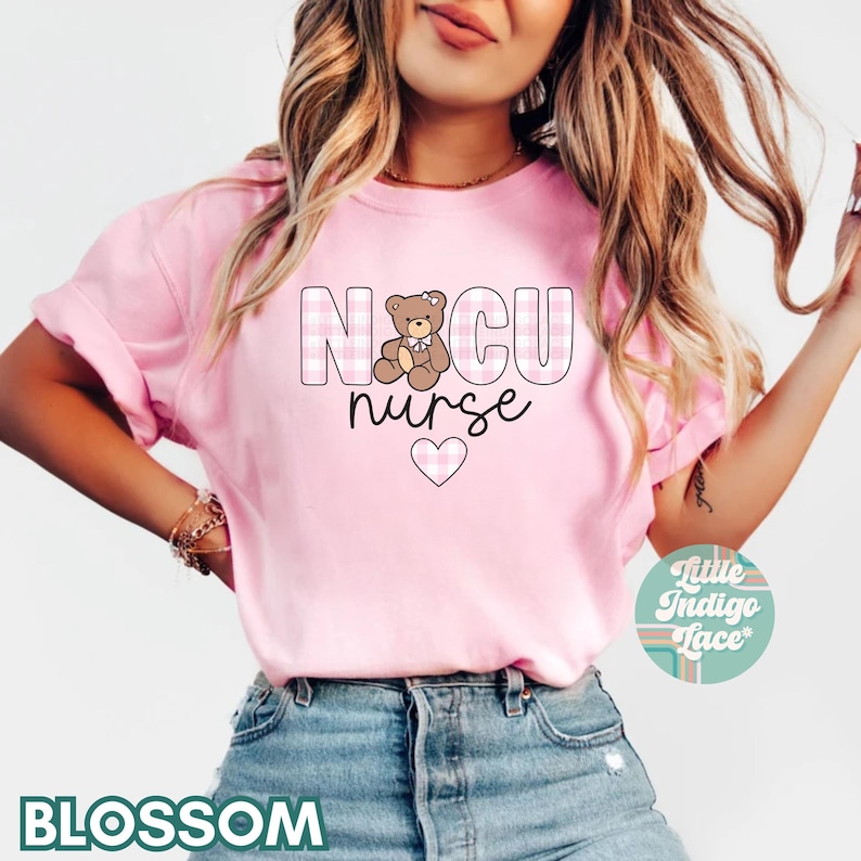 Puede incluir: Camiseta rosa con un patr&oacute;n de cuadros rosa y blanco. La camiseta tiene un gr&aacute;fico de un osito de peluche con un lazo y el texto "NICU nurse" con un coraz&oacute;n rosa.