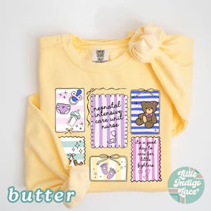 Puede incluir: Una sudadera amarilla clara con un dise&ntilde;o gr&aacute;fico que presenta ilustraciones relacionadas con beb&eacute;s y texto. El dise&ntilde;o incluye un chupete, un pa&ntilde;al, un biber&oacute;n, un osito de peluche y las palabras "neonatal intensive care unit nurse" y "it's a good day to care for little fighters."