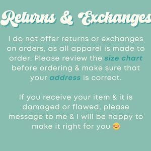 Puede incluir: Un fondo turquesa con el texto "Returns & Exchanges" en una fuente retro. El texto de abajo indica la pol&iacute;tica de devoluciones de la tienda, haciendo hincapi&eacute; en la ropa hecha a medida y la importancia de revisar la tabla de tallas y la direcci&oacute;n.