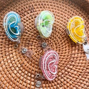 idée cadeau pour oto-rhino-laryngologiste, enrouleur de badge auriculaire, enrouleur de badge rétractable pour oreille anatomique, enrouleur de badge pour oto-rhino-laryngologie, idée cadeau audiologiste