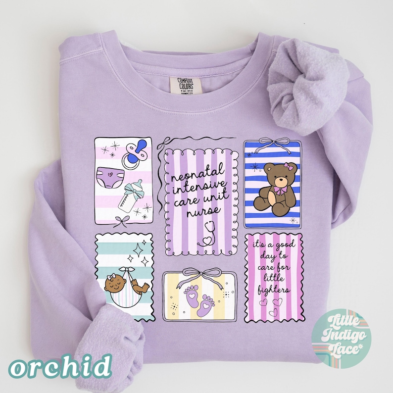 Puede incluir: Sudadera color orqu&iacute;dea con un dise&ntilde;o que presenta ilustraciones relacionadas con beb&eacute;s y texto. El dise&ntilde;o incluye un chupete, un pa&ntilde;al, un biber&oacute;n, un osito de peluche, pies de beb&eacute; y las palabras "enfermera de cuidados intensivos neonatales" y "es un buen d&iacute;a para cuidar a los peque&ntilde;os luchadores."
