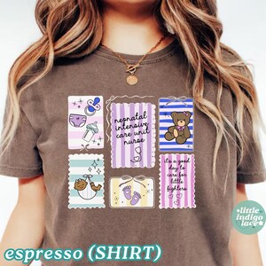 Puede incluir: Camiseta color espresso con parches ilustrados. Los parches incluyen un chupete, un pa&ntilde;al, un biber&oacute;n, un beb&eacute; en una cuna, un osito de peluche, huellas de beb&eacute; y texto que dice "neonatal intensive care unit nurse" y "It's a good day to care for little fighters."