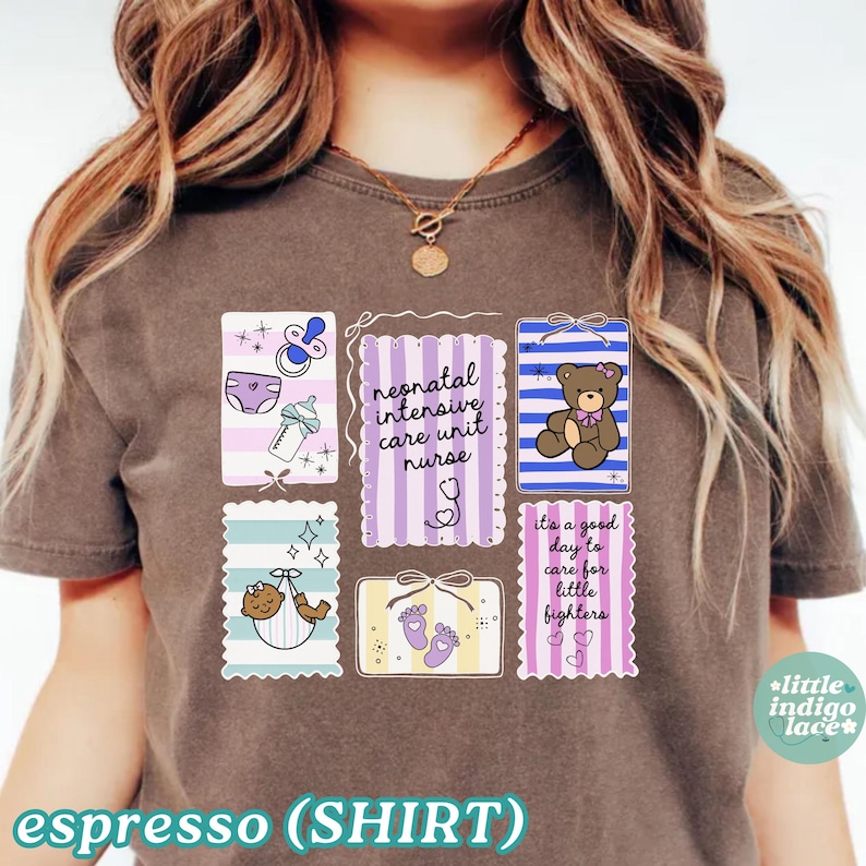 Puede incluir: Camiseta color espresso con parches ilustrados. Los parches incluyen un chupete, un pa&ntilde;al, un biber&oacute;n, un beb&eacute; en una cuna, un osito de peluche, huellas de beb&eacute; y texto que dice "neonatal intensive care unit nurse" y "It's a good day to care for little fighters."