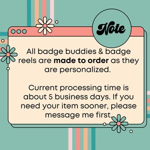 Puede incluir: Una pantalla de ordenador rosa y blanca con una nota que dice "Nota" en un c&iacute;rculo negro. El texto en la pantalla dice: "Todos los compa&ntilde;eros de insignia y los carretes de insignia se hacen por encargo, ya que son personalizados. El tiempo de procesamiento actual es de aproximadamente 5 d&iacute;as h&aacute;biles. Si necesita su art&iacute;culo antes, por favor, p&oacute;ngase en contacto conmigo primero."
