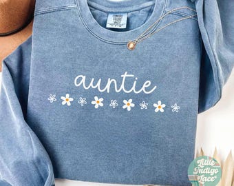 Auntie Sweatshirt Comfort Colors Gift for New Aunt Sweater Cool Auntie Shirt Pregnancy Announcement For Aunt Minimal Daisy Aunt Crewneck