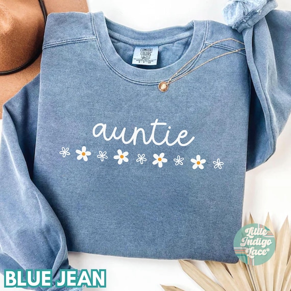 Auntie Sweatshirt Comfort Colors Gift for New Aunt Sweater Cool Auntie Shirt Pregnancy Announcement For Aunt Minimal Daisy Aunt Crewneck