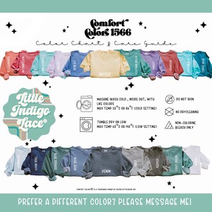 K&ouml;nnte beinhalten: Eine Farbkarte mit 16 verschiedenen Farben von Sweatshirts mit dem Markennamen "Comfort Colors 1566" und Pflegehinweisen. Die Farben umfassen: Terrakotta, Wassermelone, Chayley Mint, Orchidee, Flo Blue, Butter, Seegr&uuml;n, Violett, Scharlachrot, Lagunenblau, Topasblau, Chambray, Dunkelblau, Blauer Fichtenbaum, Jeansblau, Denim, Grau, Pfeffer, Hellgr&uuml;n und Wei&szlig;.