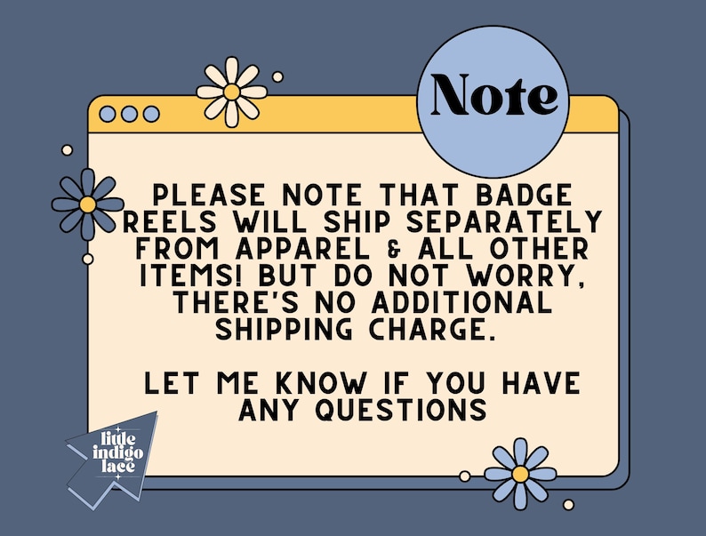Pu&ograve; includere: Un appunto con sfondo blu e testo bianco che dice "Nota" in un cerchio giallo. L'appunto dice "Si prega di notare che i rotoli di badge saranno spediti separatamente dagli indumenti e da tutti gli altri articoli! Ma non preoccuparti, non ci sono costi di spedizione aggiuntivi. Fammi sapere se hai domande." L'appunto &egrave; circondato da fiori gialli e blu.