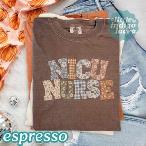 Puede incluir: Una camiseta marrón de cuello redondo con el texto NICU NURSE en letras de bloque. Cada letra está rellena con un patrón de tela diferente, incluyendo estampados florales azules, cuadros marrones y estampados florales beige. La camiseta tiene una etiqueta Comfort Colors.