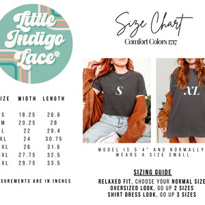Op de afbeelding: Maattabel voor een T-shirt met afmetingen in inches. De tabel toont de breedte en lengte van het T-shirt in verschillende maten, van S tot 4XL. Het model is 1,63 m lang en draagt maat S. De tabel bevat ook een maatgids voor een ontspannen pasvorm, een oversized look en een shirtjurk-look.