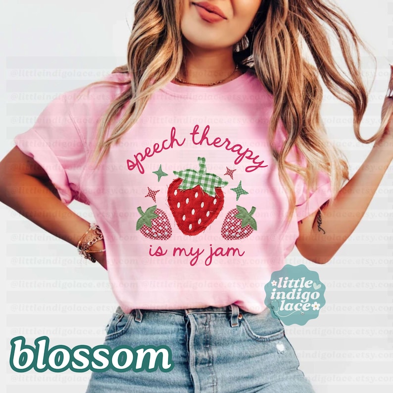 K&ouml;nnte beinhalten: Hellrosa T-Shirt mit dem Text "speech therapy is my jam" und einer Erdbeer-Grafik. Die Erdbeere hat einen gr&uuml;n karierten Deckel und ist von gr&uuml;nen Sternen und zwei kleineren Erdbeeren umgeben.