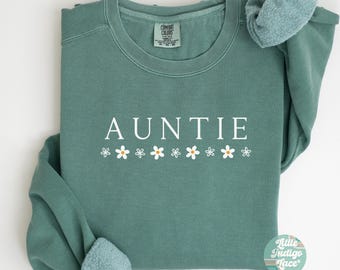 Auntie Sweatshirt Comfort Colors Gift for New Aunt Sweater Cool Auntie Shirt Pregnancy Announcement For Aunt Minimal Aunt Crewneck