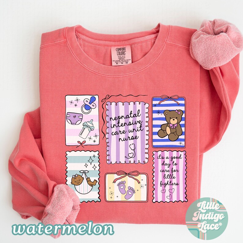 Puede incluir: Una sudadera de color coral con un dise&ntilde;o que presenta ilustraciones de beb&eacute;s y el texto "neonatal intensive care unit nurse". El dise&ntilde;o incluye un osito de peluche, pies de beb&eacute; y la frase "it's a good day to care for little fighters."