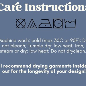 Puede incluir: Instrucciones de cuidado para una prenda de vestir. Lavar a m&aacute;quina con agua fr&iacute;a, no usar lej&iacute;a, secar en secadora a baja temperatura, planchar a baja temperatura, no limpiar en seco. Se recomienda secar las prendas del rev&eacute;s para la longevidad del dise&ntilde;o.