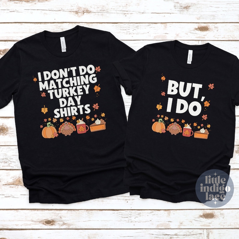 Może przedstawiać: Dwie czarne koszulki z białym napisem i jesiennymi grafikami. Na lewej koszulce widnieje napis I DON'T DO MATCHING TURKEY DAY SHIRTS, a na prawej BUT, I DO. Obie zawierają ilustracje dyni, indyka, kubka oraz kawałka ciasta.