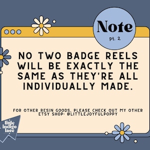 Pu&ograve; includere: Un appunto con un bordo giallo e blu e un cerchio blu con la parola "Note" e "pt. 2" in testo nero. L'appunto dice "NO TWO BADGE REELS WILL BE EXACTLY THE SAME AS THEY'RE ALL INDIVIDUALLY MADE." Sotto l'appunto c'&egrave; una piccola immagine di una busta bianca con le parole "little indigo lace" in testo nero. L'appunto &egrave; circondato da margherite gialle e blu.