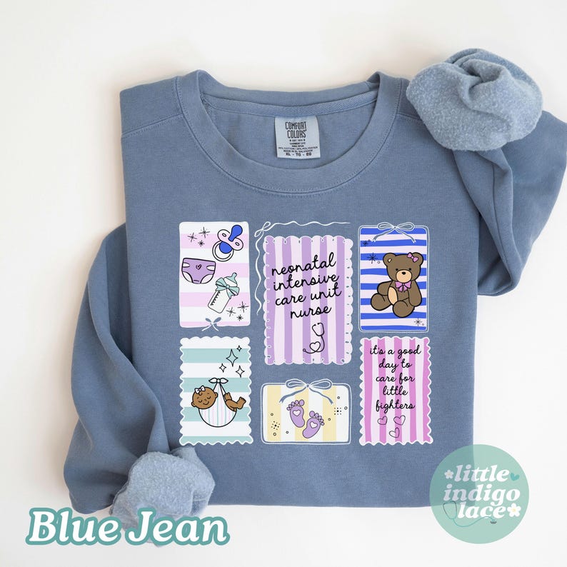 Puede incluir: Una sudadera azul vaquera Comfort Colors con m&uacute;ltiples gr&aacute;ficos rectangulares. Los gr&aacute;ficos incluyen un osito de peluche, art&iacute;culos para beb&eacute;s, huellas de pies de beb&eacute; y el texto "neonatal intensive care unit nurse" y "it's a good day to care for little fighters."