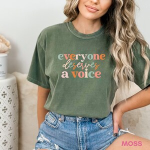 Everyone Deserves a Voice Comfort Colors SLP Shirt Groovy Speechie TShirt, Retro SLPA Shirt, Speech Pathologist Grad Student Tee bild 2