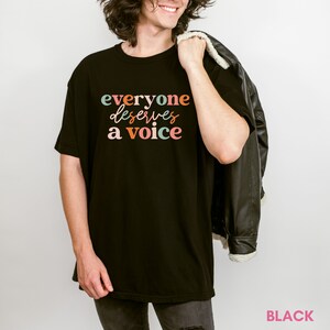 Everyone Deserves a Voice Comfort Colors SLP Shirt Groovy Speechie TShirt, Retro SLPA Shirt, Speech Pathologist Grad Student Tee bild 5