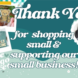 K&ouml;nnte beinhalten: Eine t&uuml;rkisfarbene und wei&szlig;e Grafik mit den Worten "Thank You" und "for shopping small & supporting our small business!". Das Bild enth&auml;lt Fotos eines Teddyb&auml;r-Pins, eines Shirts mit dem Text "Family Medicine" und eines Sweatshirts mit dem Text "Child Life Specialist".
