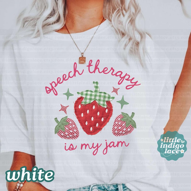 K&ouml;nnte beinhalten: Wei&szlig;es T-Shirt mit dem Text "speech therapy is my jam" in rosa Schrift. Das Design zeigt eine gro&szlig;e rote Erdbeere mit einem gr&uuml;nen Vichy-Oberteil und zwei kleineren Erdbeeren. Gr&uuml;ne und rosa Sterne erg&auml;nzen das Design.