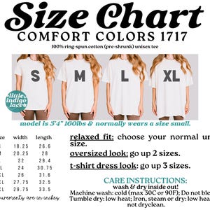 K&ouml;nnte beinhalten: Gr&ouml;&szlig;entabelle f&uuml;r Comfort Colors 1717 Unisex-T-Shirts. Die Tabelle enth&auml;lt Ma&szlig;e in Zoll f&uuml;r die Gr&ouml;&szlig;en S bis 4XL. Das Bild zeigt Models, die die Shirts tragen, mit Anweisungen f&uuml;r entspannte, &uuml;bergro&szlig;e und T-Shirt-Kleid-Passformen.