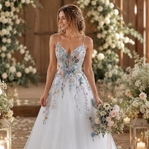 Brautkleid mit Wildblumenstickerei | A-Linien-Brautkleid aus Tüll | (Maßanfertigung) Bild 1