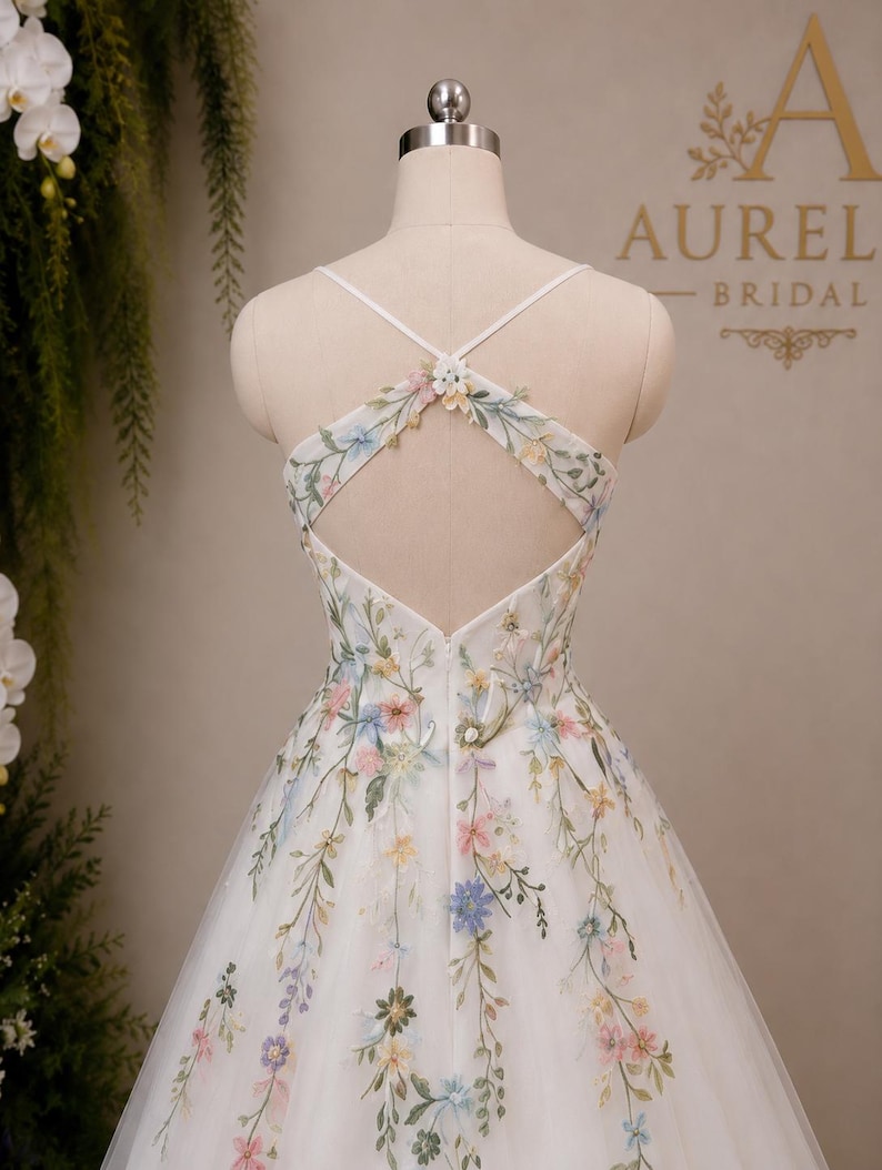 Brautkleid mit Wildblumenstickerei | A-Linien-Brautkleid aus Tüll | (Maßanfertigung) Bild 8