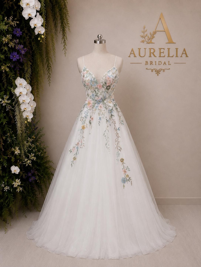 Brautkleid mit Wildblumenstickerei | A-Linien-Brautkleid aus Tüll | (Maßanfertigung) Bild 2