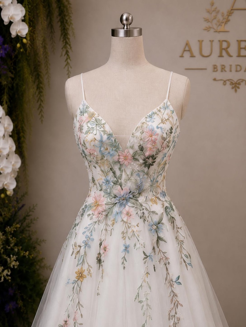 Brautkleid mit Wildblumenstickerei | A-Linien-Brautkleid aus Tüll | (Maßanfertigung) Bild 4