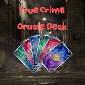 Könnte beinhalten: Ein Fächer aus fünf rechteckigen Orakelkarten mit farbenfrohen, komplizierten Mustern und goldenen Rändern. Die Karten zeigen Grün-, Rosa-, Blau- und Violetttöne. Der Text True Crime Oracle Deck ist in Rot über den Karten aufgedruckt.