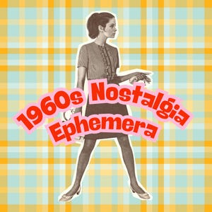 Könnte beinhalten: Eine Collage mit einem schwarz-weiß Ausschnitt einer Person in einer kurzärmeligen gestreiften Bluse und einem Rock, überlagert auf einem gelb-hellblauen Karomuster. Der Text 1960s Nostalgia Ephemera ist in fetten rosa Buchstaben gedruckt.
