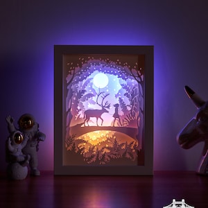 Scatola luminosa intagliata in carta Scatola luminosa intagliata in carta Luce notturna Scatola luminosa a LED 3D Scatola delle ombre - Ragazza con renna