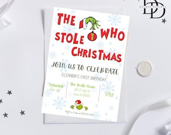 Pode incluir: Um cartão de convite branco com o texto "The Who Stole Christmas" em vermelho e verde. O convite é para o primeiro aniversário de Eleanor e inclui a data, hora e local.