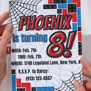 Peut inclure: Une invitation d'anniversaire avec le nom "PHOENIX" en rouge et noir, et le chiffre "8!" en rouge et noir. L'invitation comprend la date, l'heure, le lieu et les informations de RSVP. Le fond présente un motif de toile d'araignée blanche et des accents de blocs colorés.
