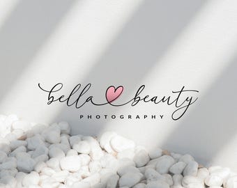 Logo elegante con cuore in corsivo, logo di bellezza a forma di cuore preimpostato, logo di bellezza carino, fotografia di bellezza (design digitale preimpostato)