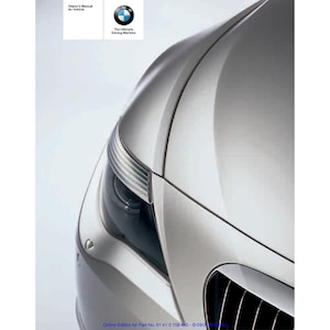 以下が含まれることがあります： 銀色の車のフロント部分をクローズアップした写真で、ヘッドライトとグリルが写っています。車のボンネットは滑らかで反射しています。画像の下部には「Online Edition for Part-No. 01 41 0 158 445 - 009/0」というテキストが表示されています。