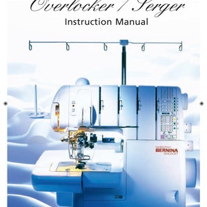 Może przedstawiać: Biała maszyna do szycia overlock BERNINA 2500DCET z niebieską podstawą i białym wierzchem. Maszyna ma różne opcje ściegów i jest przeznaczona do nawlekania zarówno od góry, jak i od dołu.