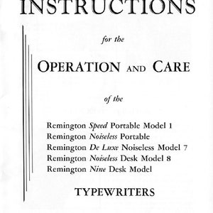 Könnte beinhalten: Schwarzweißer Text auf einer weißen Seite. Der Text lautet "ANLEITUNGEN für den BETRIEB UND DIE PFLEGE der Remington Speed Portable Modell 1 Remington Noiseless Portable Remington De Luxe Noiseless Modell 7 Remington Noiseless Desk Modell 8 Remington Nine Desk Modell SCHREIBMASCHINEN 13".