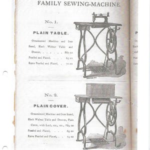 Può includere: Una vecchia pubblicità per la macchina da cucire familiare Howe Improved. La pagina presenta due illustrazioni dettagliate di macchine da cucire, una con un tavolo semplice e l'altra con una copertura semplice. Il testo fornisce dettagli sulle caratteristiche e sui prezzi della macchina.