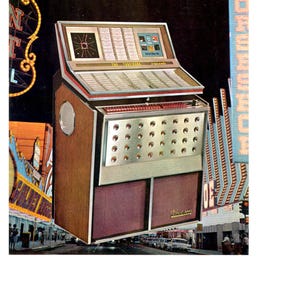 Puede incluir: Un tocadiscos vintage marrón y plateado con una gran selección de discos. El tocadiscos tiene una gran ventana rectangular con una imagen en blanco y negro de un tocadiscos. El tocadiscos está frente a una escena de calle de la ciudad con letreros de neón.