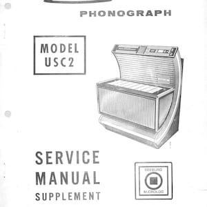 Può includere: Un supplemento del manuale di servizio in bianco e nero per un fonografo Seeburg. Il manuale include il modello USC2 e un diagramma del fonografo. Il logo Seeburg è visibile, insieme al testo "MICROLOG".