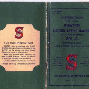Könnte beinhalten: Grüne Bedienungsanleitung für eine Singer 201-2 Nähmaschine mit eingebautem Motor. Das Heft zeigt ein rotes Singer-Logo mit dem Text "Singer Sewing Machines". Der Text "For Your Protection!" ist fettgedruckt auf dem vorderen Umschlag. Das Heft wurde in den USA gedruckt.