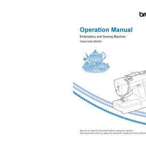 Può includere: Un disegno in bianco e nero di una macchina da cucire con un display digitale. La macchina è su uno sfondo bianco con un bordo decorativo blu e bianco. Il testo "Manuale operativo" e "Macchina da cucire e ricamo" è sopra l'immagine. Il testo "Codice prodotto: 880-M20" è sotto l'immagine. Il testo "brother" è nell'angolo in alto a destra dell'immagine.
