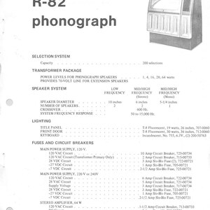 Op de afbeelding: Een zwart-wit technisch document met de titel "R-82 Phonograph" en details over de specificaties van het apparaat, inclusief het selectiesysteem, het transformatorpakket, het luidsprekersysteem, de verlichting en de zekeringen en stroomonderbrekers.