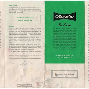 Peut inclure: Un livret d'instructions d'utilisation de machine à écrire Olympia De Luxe vintage. Le livret est vert et blanc, avec des schémas et du texte détaillés. La couverture présente le logo Olympia.